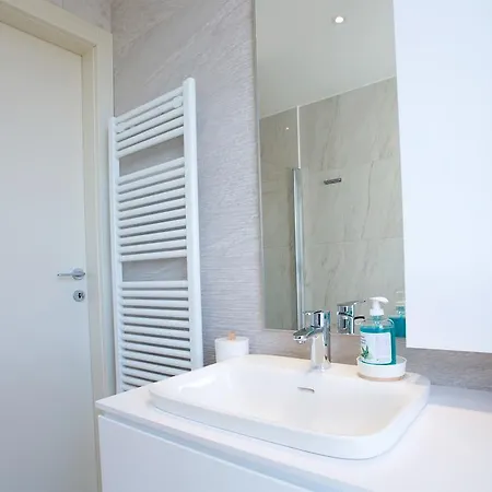 Executive Penthouse Sleeps 5 By Italian Daire *