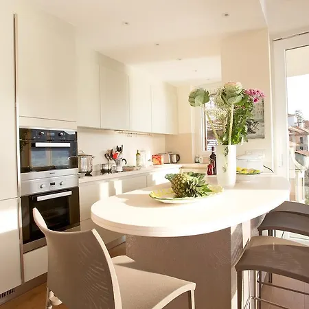 Executive Penthouse Sleeps 5 By Italian * Como